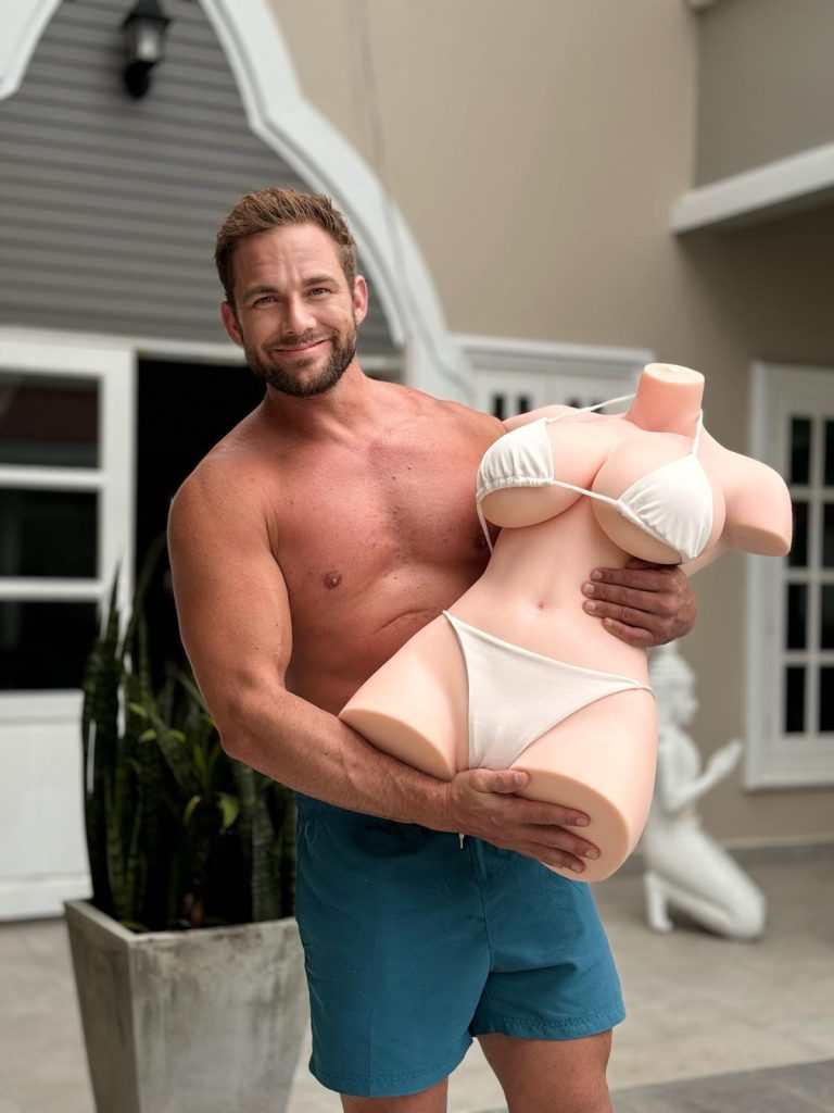 Robbie-Oz-and-LoveNestle-sexdoll.jpg